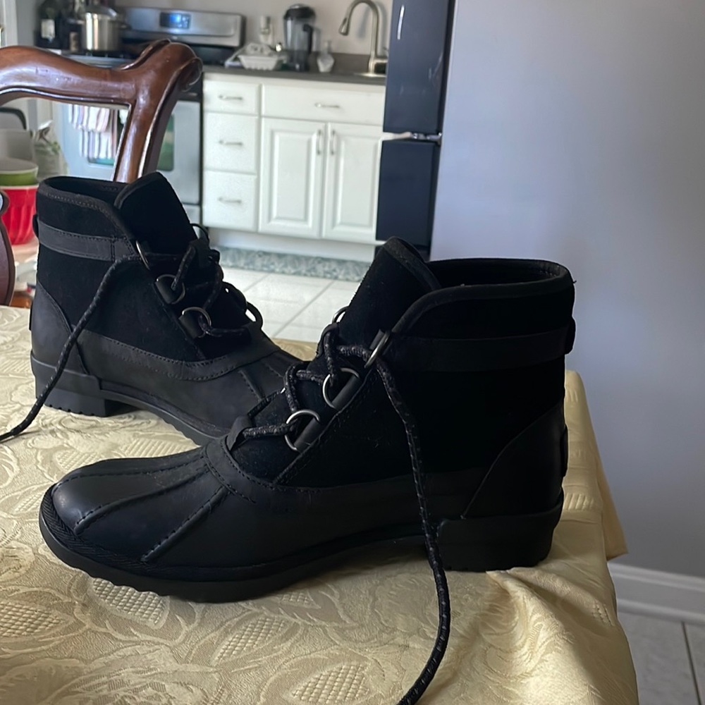UGG Mini Boot Women’s size 8